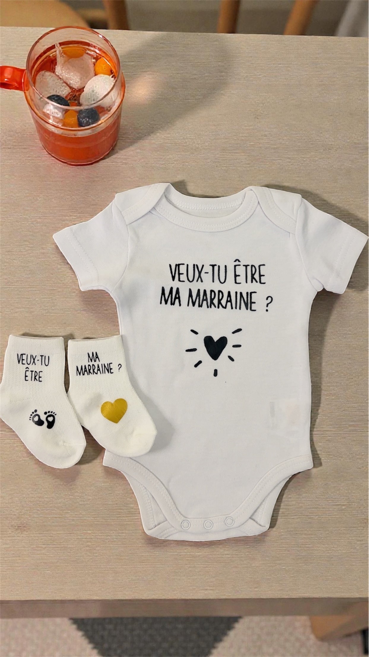 Ensemble bébé bodie et chaussette “Veux-tu être ma marraine ?” – Body à message et chaussettes assorties | Cadeau annonce grossesse demande marraine annonce grooriginal