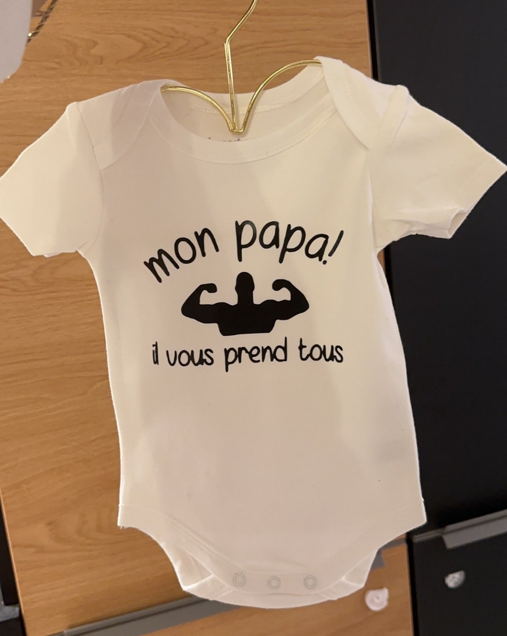 Body bébé “Mon papa il vous prend tous” – Cadeau humour original – Idée cadeau papa bébé