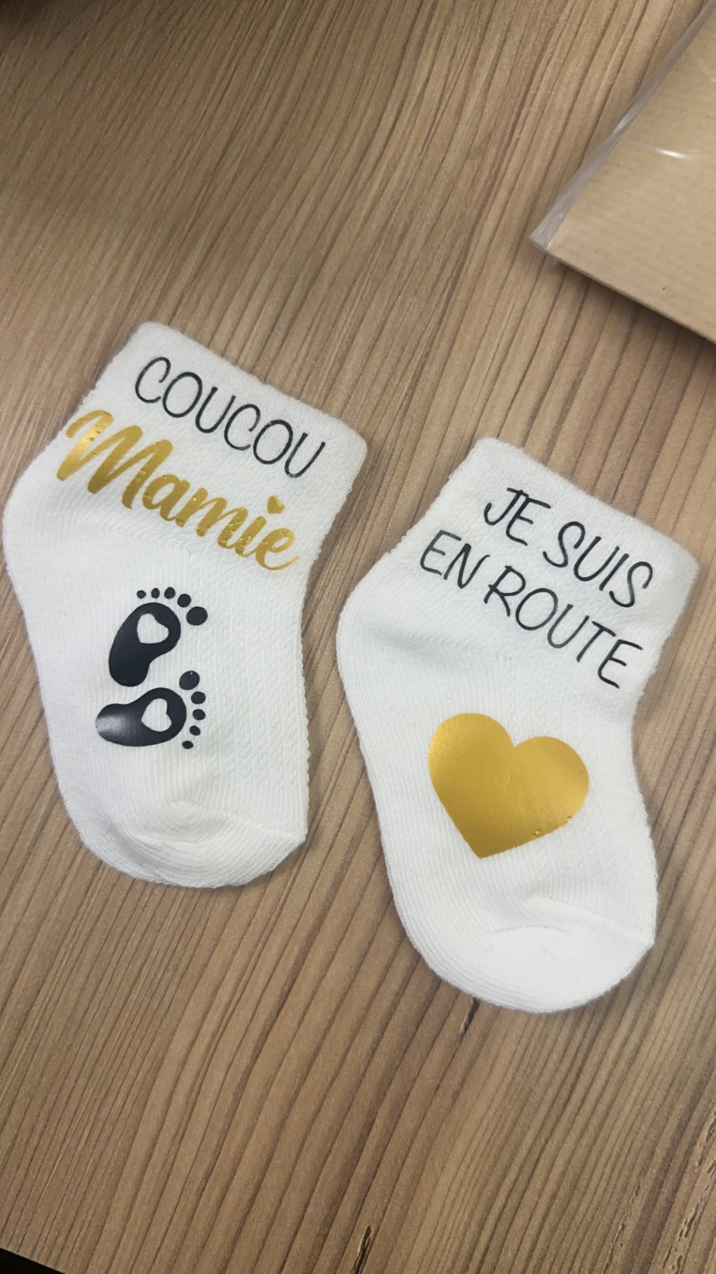 🧦 Chaussettes annonce grossesse – “Coucou Mamie, je suis en route 💛” | Cadeau futur grand-parent original