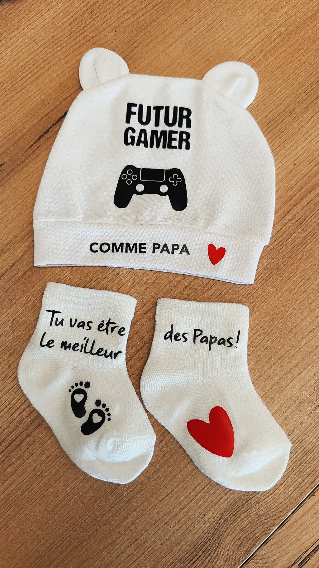Ensemble Bébé “Futur Gamer comme Papa” 👶🎮 – Bonnet + Chaussettes Annonce de Grossesse Originales