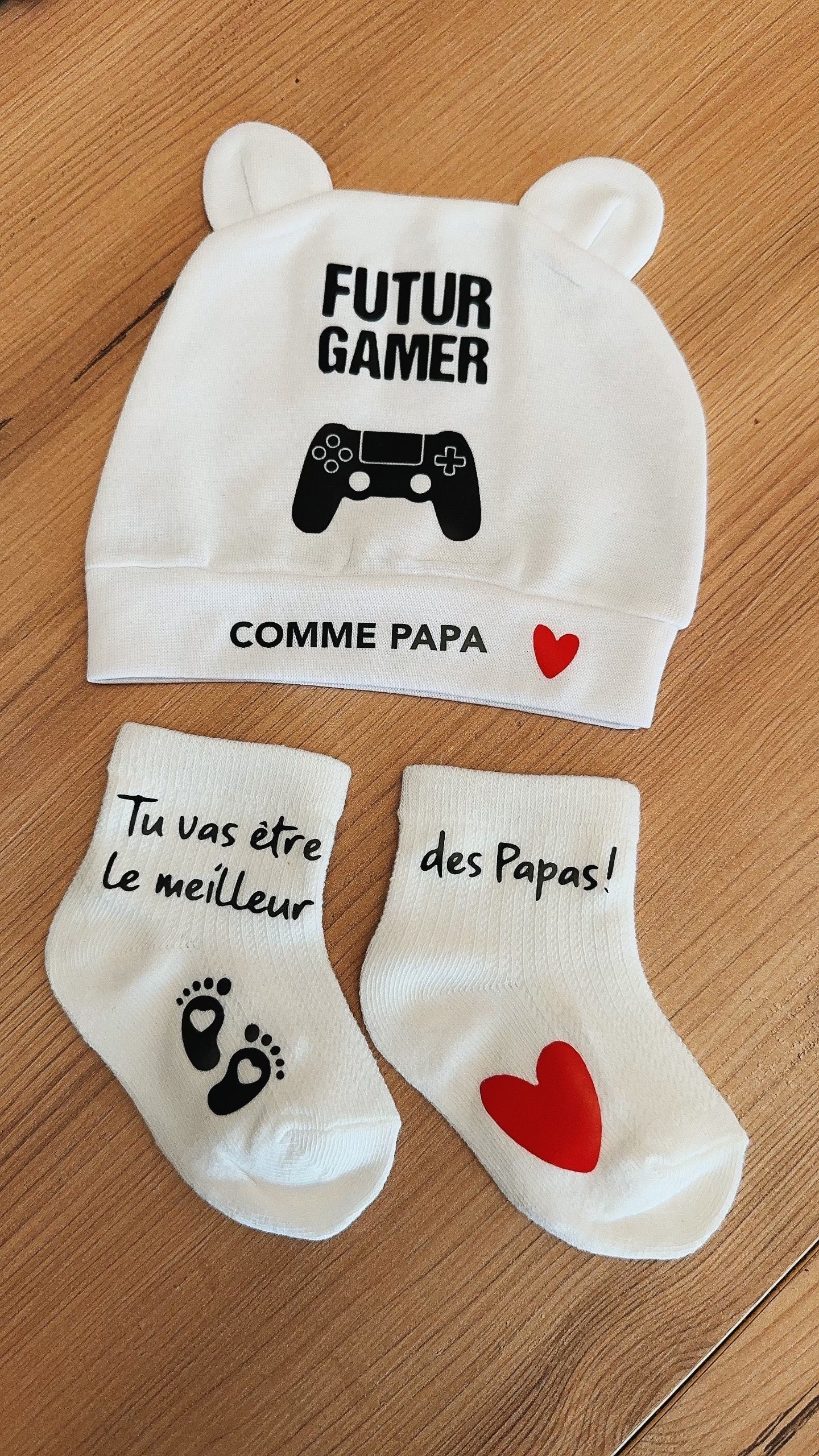 Ensemble Bébé “Futur Gamer comme Papa” 👶🎮 – Bonnet + Chaussettes Annonce de Grossesse Originales