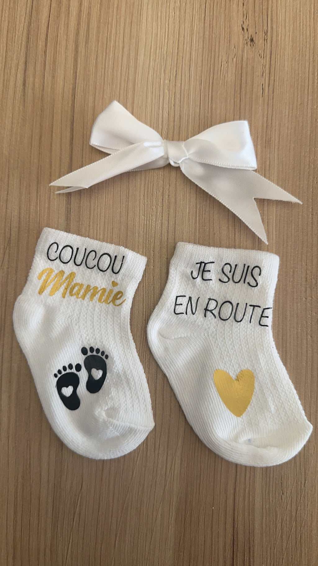 🧦 Chaussettes annonce grossesse – “Coucou Mamie, je suis en route 💛” | Cadeau futur grand-parent original