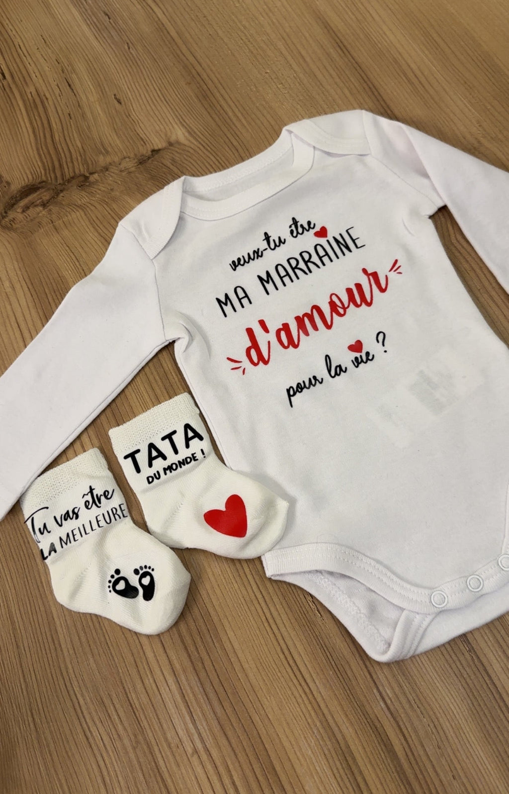 Ensemble bébé “Veux-tu être ma marraine d’amour pour la vie ?” – Body à message et chaussettes assorties | Cadeau annonce grossesse demande tata marraine original