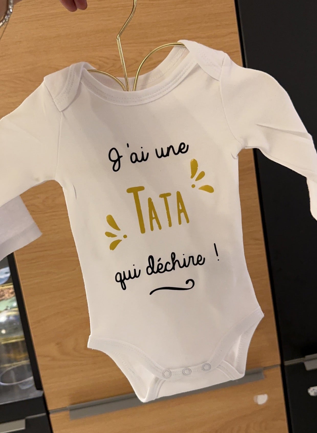 💛Body bébé “J’ai une Tata qui déchire” – Cadeau naissance original – Body humoristique pour bébé – Idée cadeau pour Tata