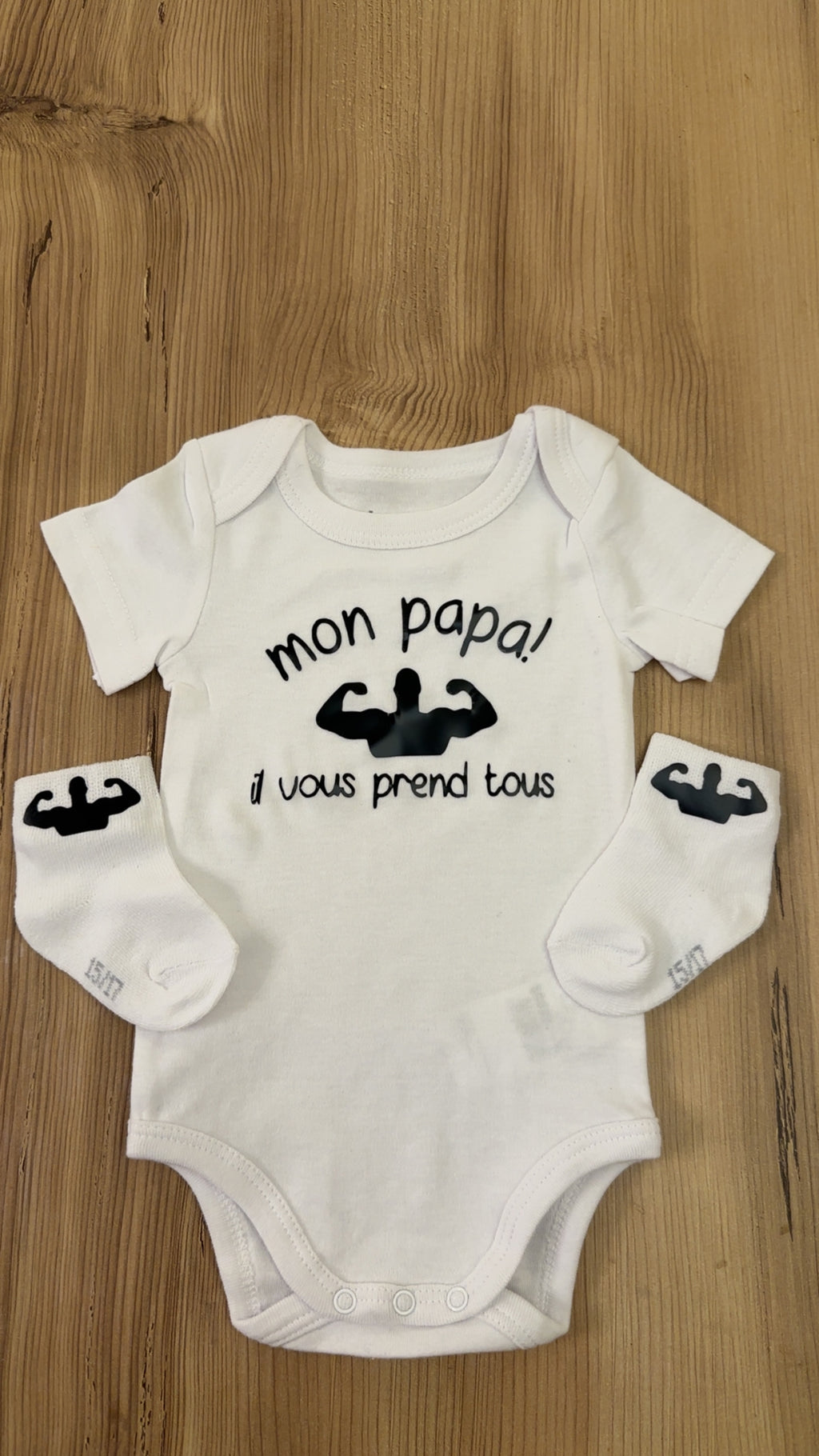 Body bébé “Mon papa il vous prend tous” + chaussettes assorties – Cadeau naissance original – Idée cadeau papa bébé