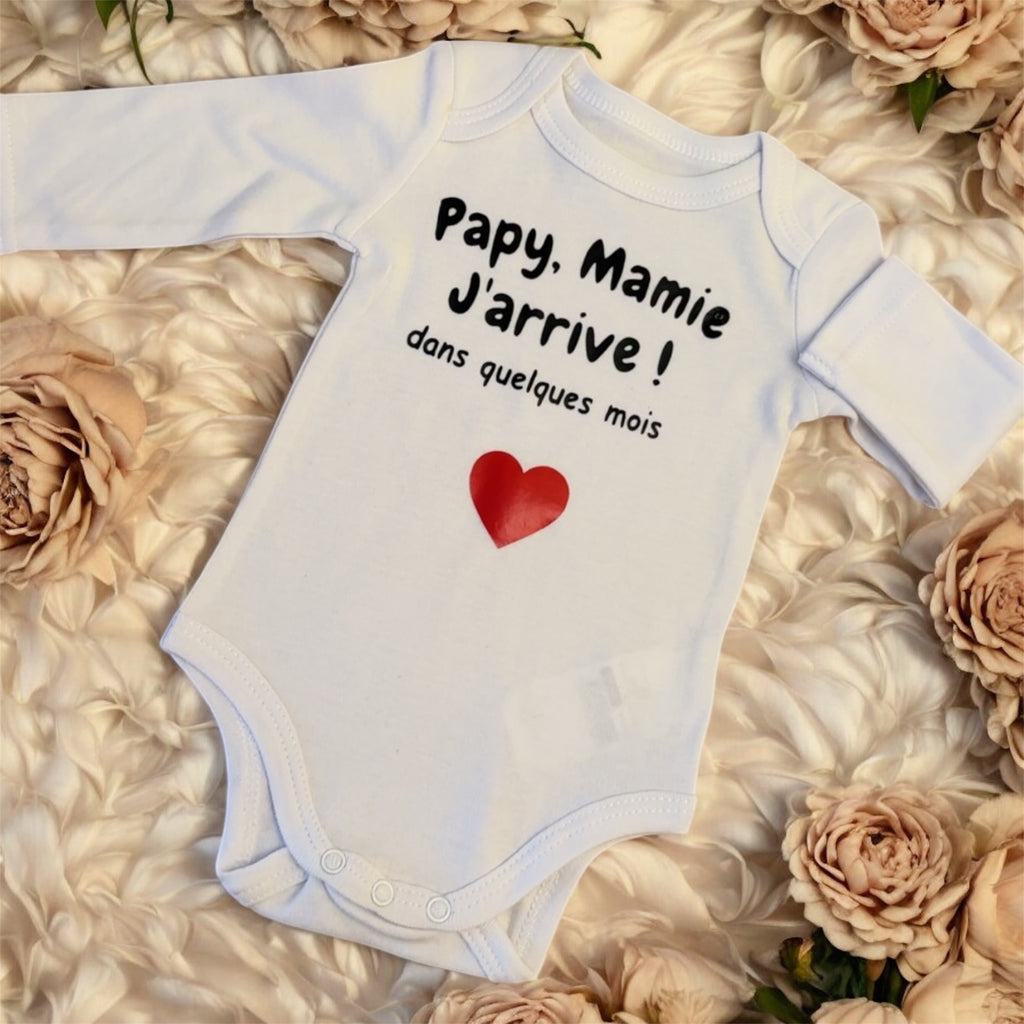 Body bébé “Papy, Mamie… j’arrive dans quelques mois ❤️” – Annonce grossesse originale et émotive