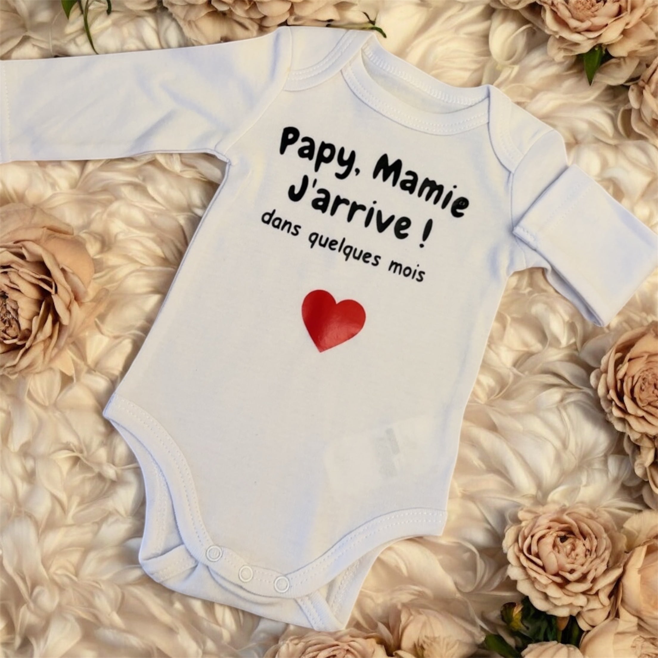 Body bébé “Papy, Mamie… j’arrive dans quelques mois ❤️” – Annonce grossesse originale et émotive