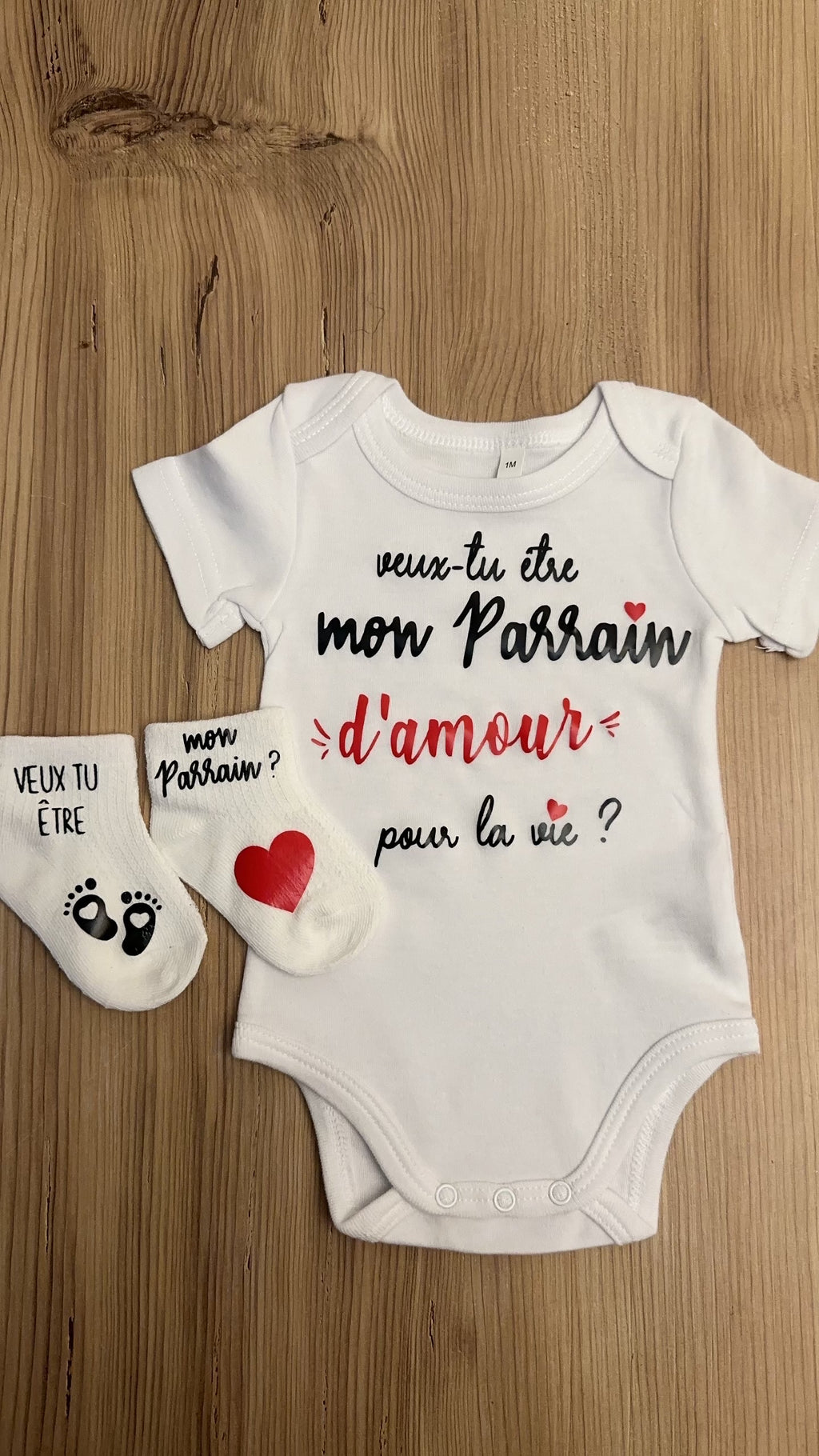 Ensemble bébé “Veux-tu être mon parrain  d’amour pour la vie ?” – Body à message et chaussettes assorties | Cadeau annonce grossesse demande parrain original