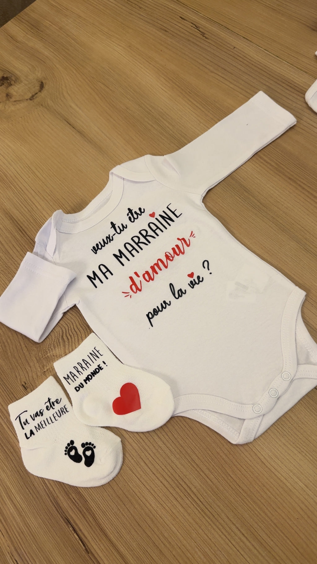 Ensemble bébé “Veux-tu être ma marraine d’amour pour la vie ?” – Body à message et chaussettes assorties | Cadeau annonce grossesse demande marraine original