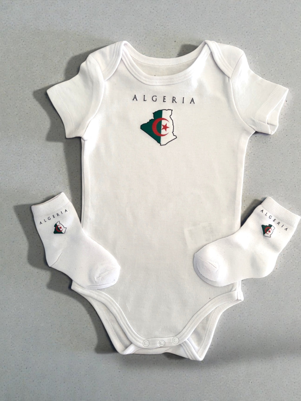 Ensemble Bébé Algérie – Body & Chaussettes Naissance – Cadeau Bébé Algérien – Tenue Bébé Drapeau Algérie – Baby Shower