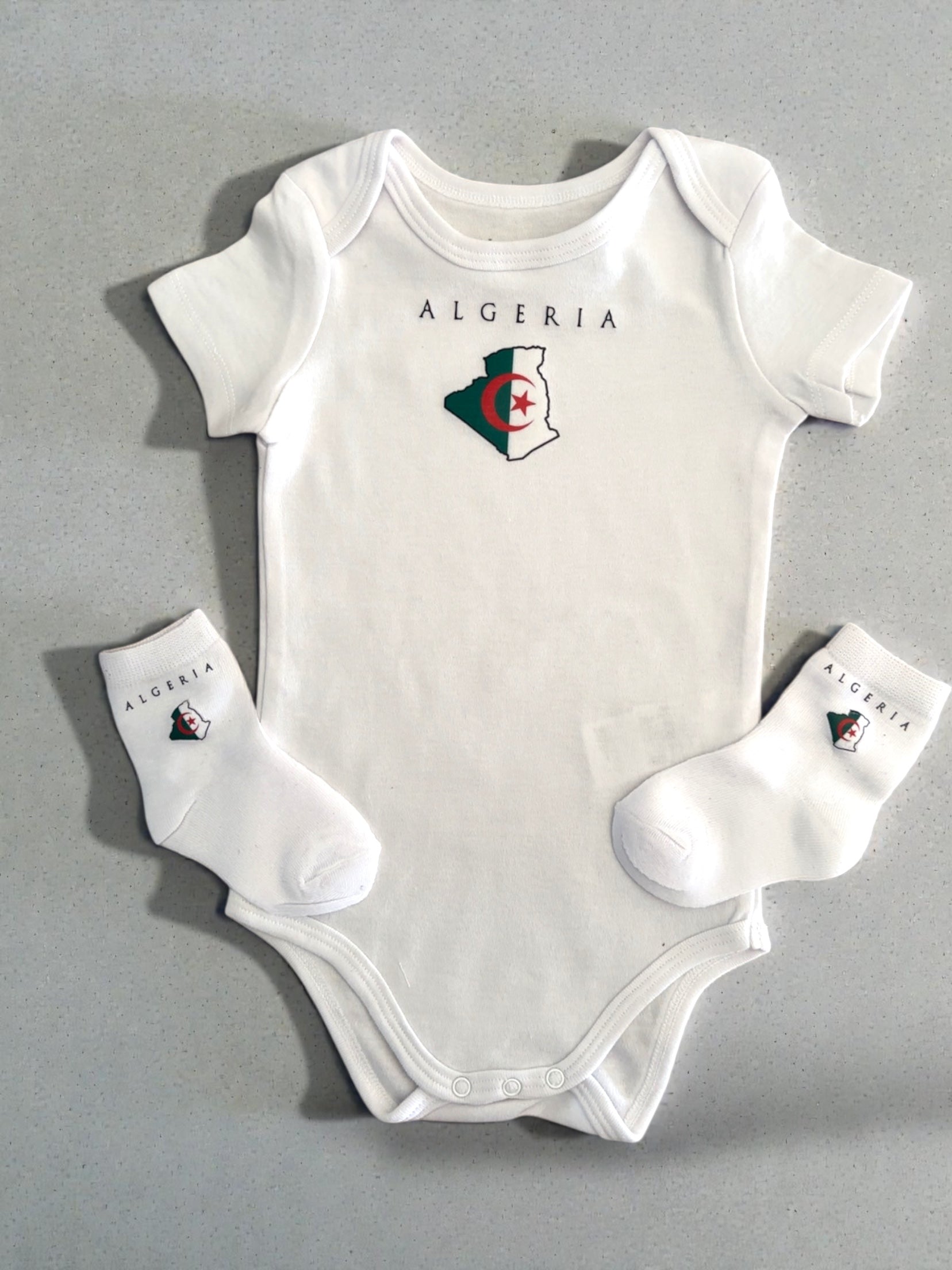 Ensemble Bébé Algérie – Body & Chaussettes Naissance – Cadeau Bébé Algérien – Tenue Bébé Drapeau Algérie – Baby Shower