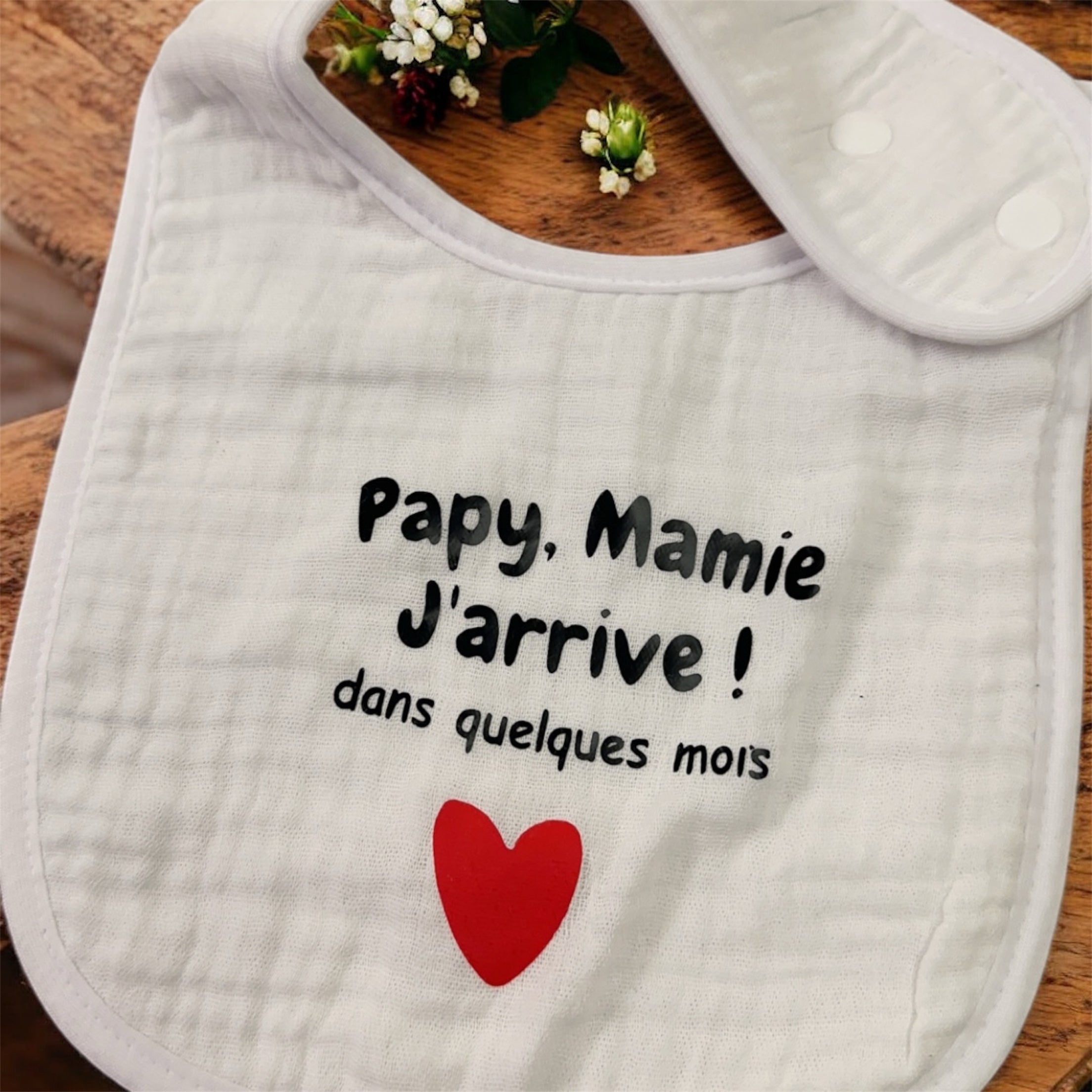 🍼 Bavoir annonce grossesse “Papy, Mamie j’arrive dans quelques mois” ❤️ – Cadeau futur grands-parents original