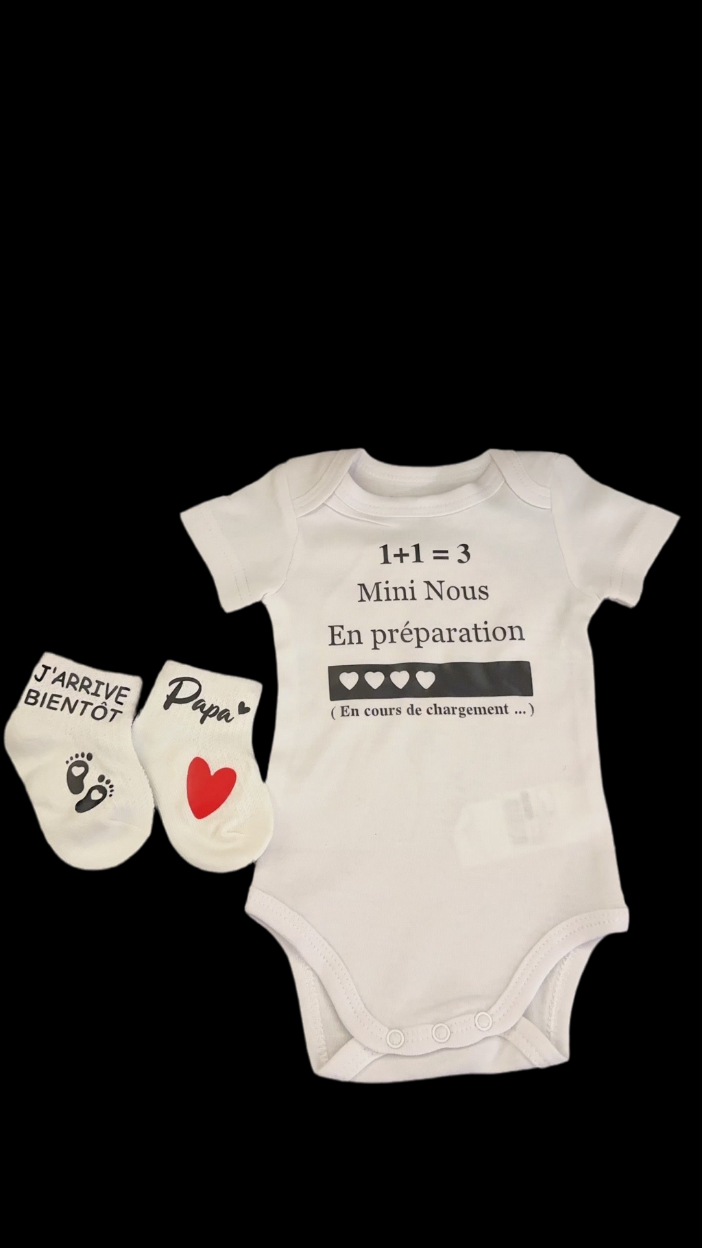 Ensemble bébé “1 + 1 = 3 – Mini nous en préparation” – Body et chaussettes assorties | Cadeau annonce grossesse cadeau original pour futur papa