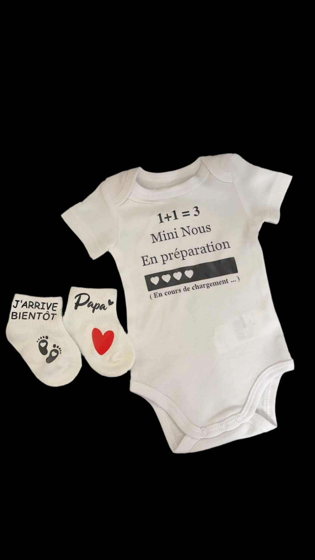 Ensemble bébé “1 + 1 = 3 – Mini nous en préparation” – Body et chaussettes assorties | Cadeau annonce grossesse cadeau original pour futur papa