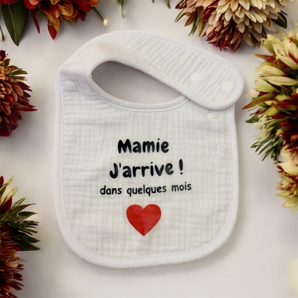 Bavoir annonce grossesse “Mamie j’arrive !” ❤️ – Cadeau future grand-mère original