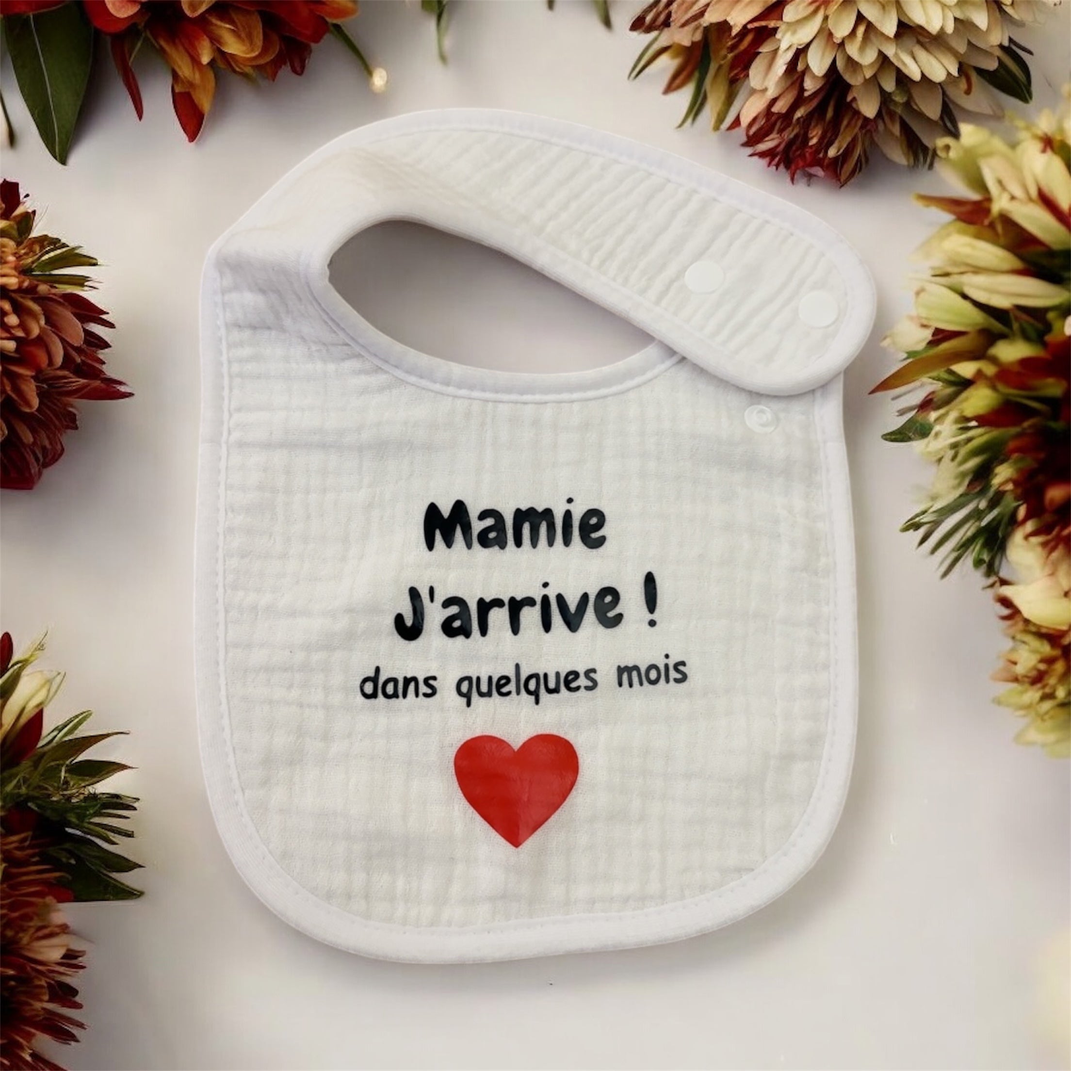 Bavoir annonce grossesse “Mamie j’arrive !” ❤️ – Cadeau future grand-mère original