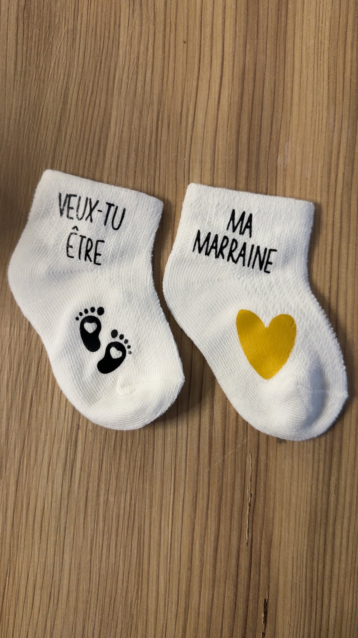 Chaussettes bébé personnalisées “Veux-tu être ma marraine ?” – Cadeau annonce marraine original
