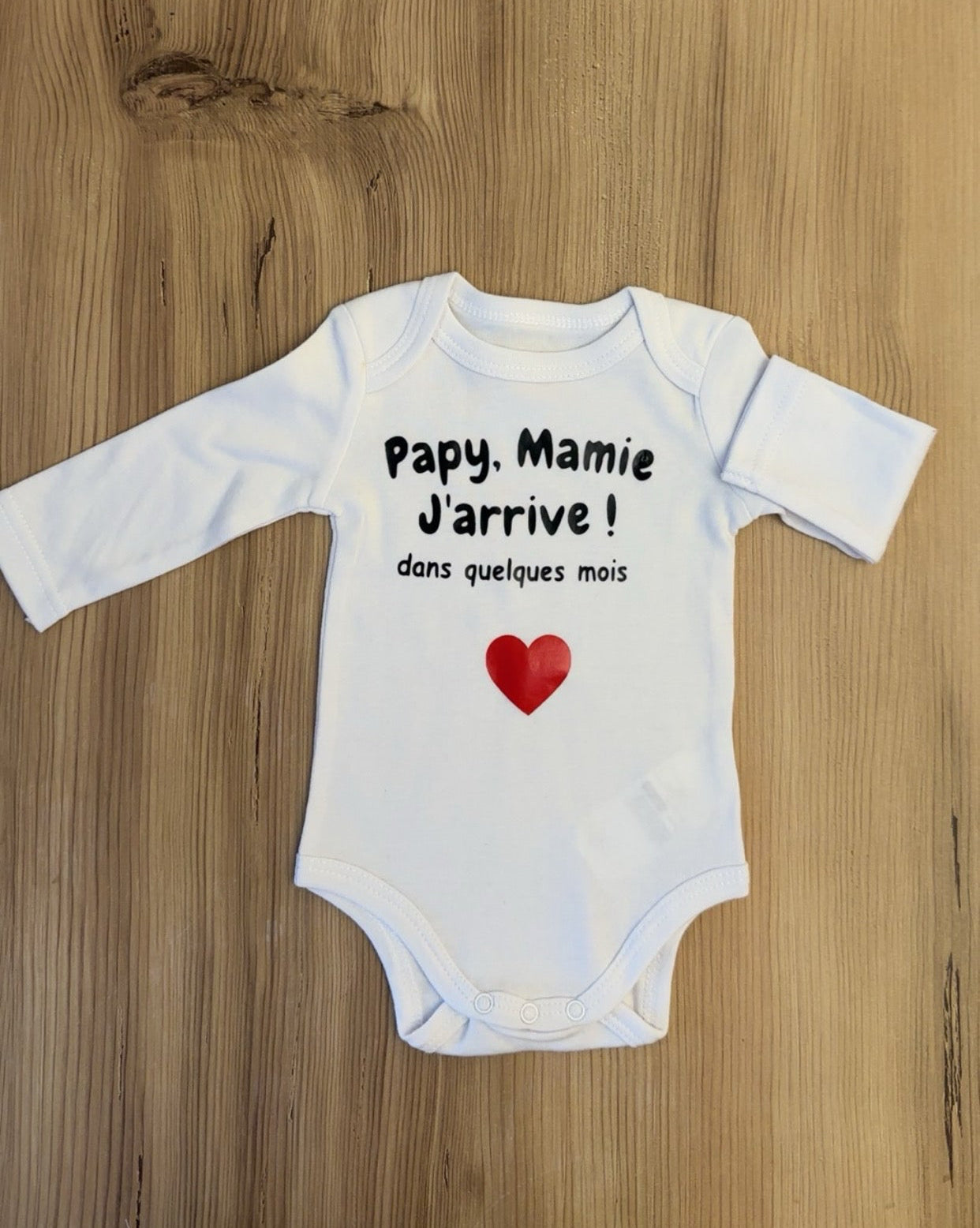 Body bébé “Papy, Mamie… j’arrive dans quelques mois ❤️” – Annonce grossesse originale et émotive
