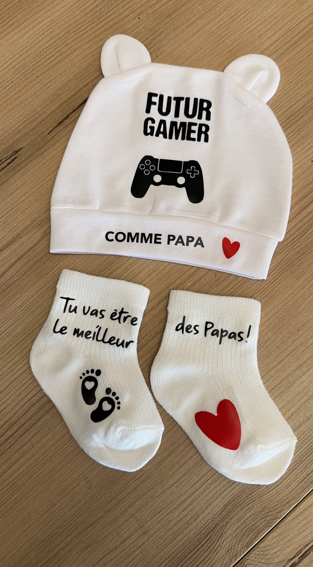 Ensemble Bébé “Futur Gamer comme Papa” 👶🎮 – Bonnet + Chaussettes Annonce de Grossesse Originales