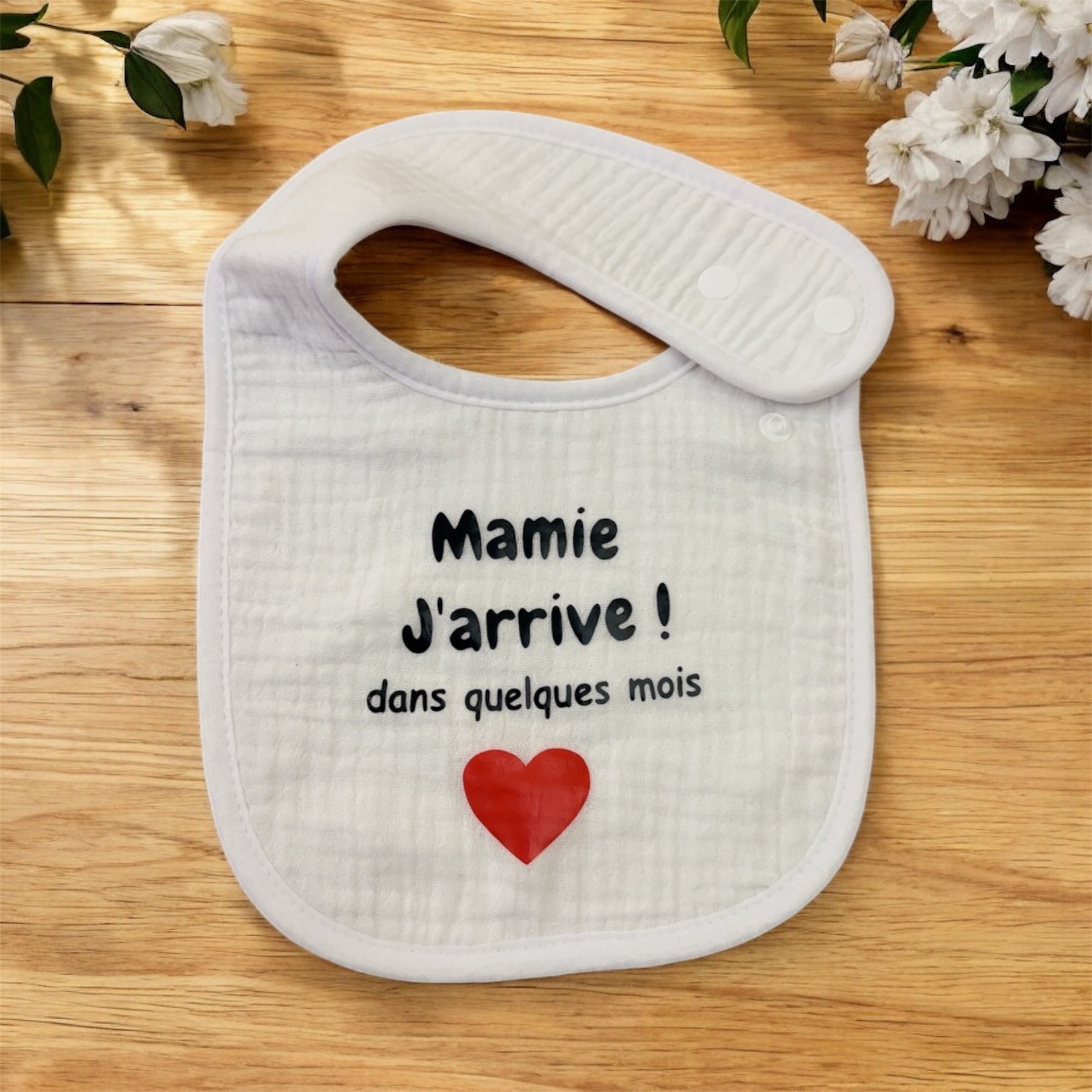 Bavoir annonce grossesse “Mamie j’arrive !” ❤️ – Cadeau future grand-mère original