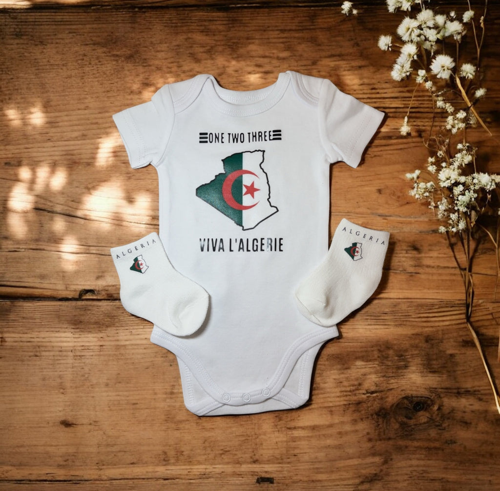 Ensemble Bébé Algérie – Body + Chaussettes “Viva l’Algérie” – Cadeau Naissance Algérien, Tenue Bébé Drapeau Algérien, Baby Shower