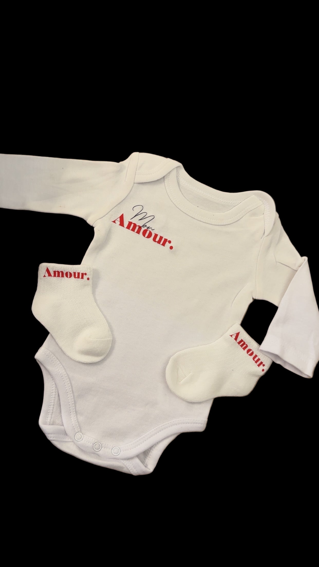 👶 Ensemble bébé « Mon Amour. » ❤️ – Body manches longues + chaussettes assorties – Cadeau naissance chic et minimaliste mixte