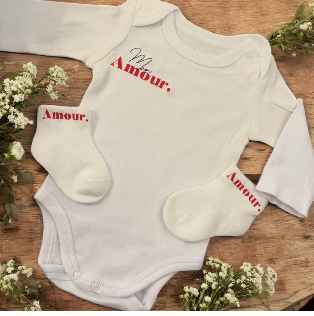 👶 Ensemble bébé « Mon Amour. » ❤️ – Body manches longues + chaussettes assorties – Cadeau naissance chic et minimaliste mixte