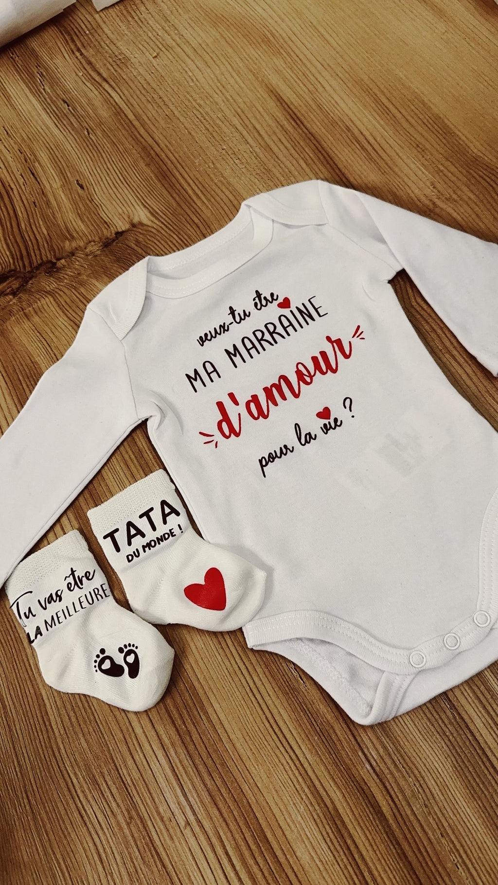 Ensemble bébé “Veux-tu être ma marraine d’amour pour la vie ?” – Body à message et chaussettes assorties | Cadeau annonce grossesse demande tata marraine original
