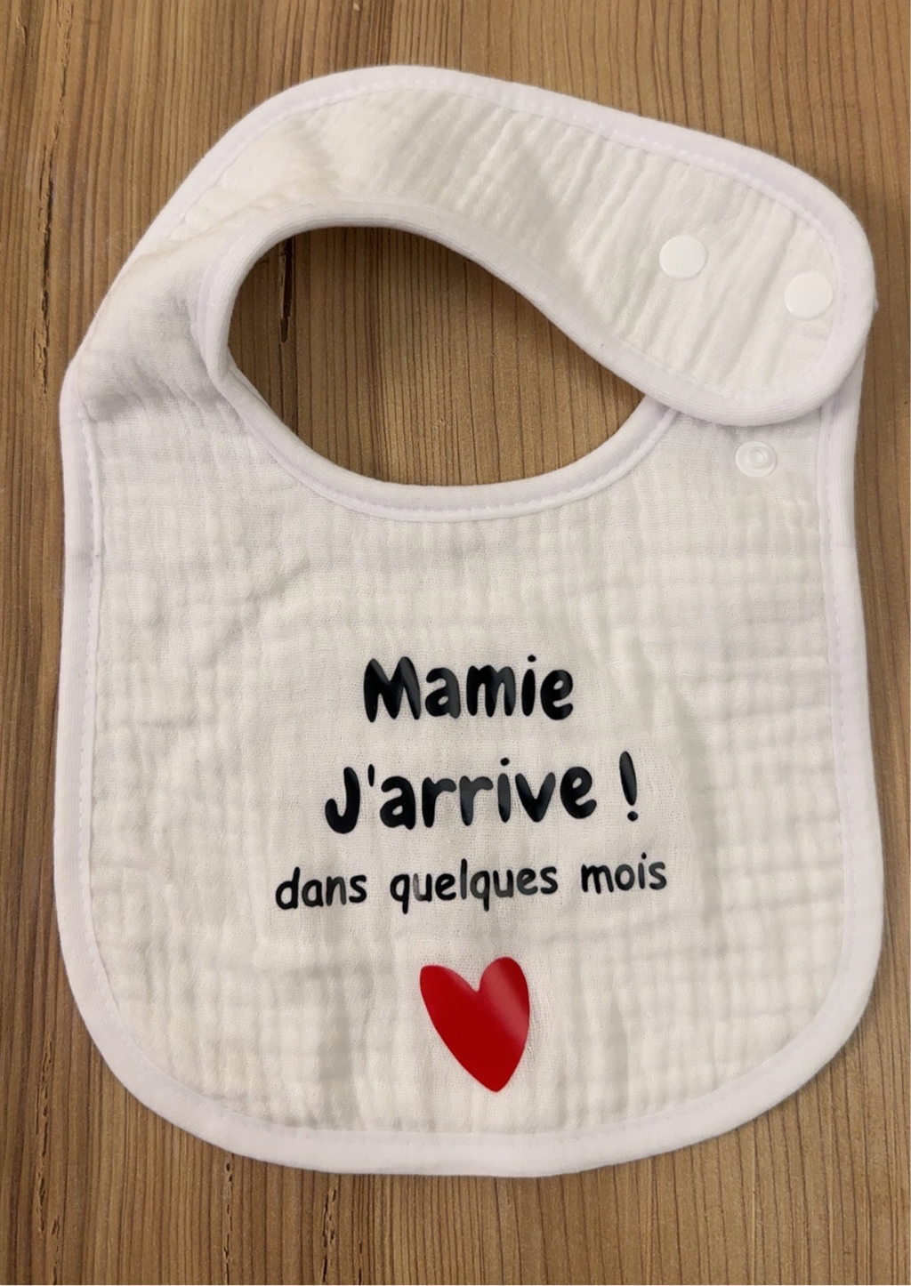 Bavoir annonce grossesse “Mamie j’arrive !” ❤️ – Cadeau future grand-mère original