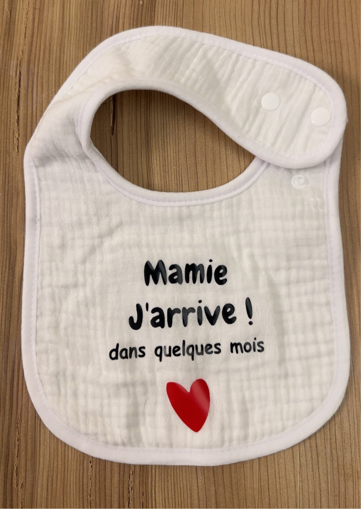Bavoir annonce grossesse “Mamie j’arrive !” ❤️ – Cadeau future grand-mère original
