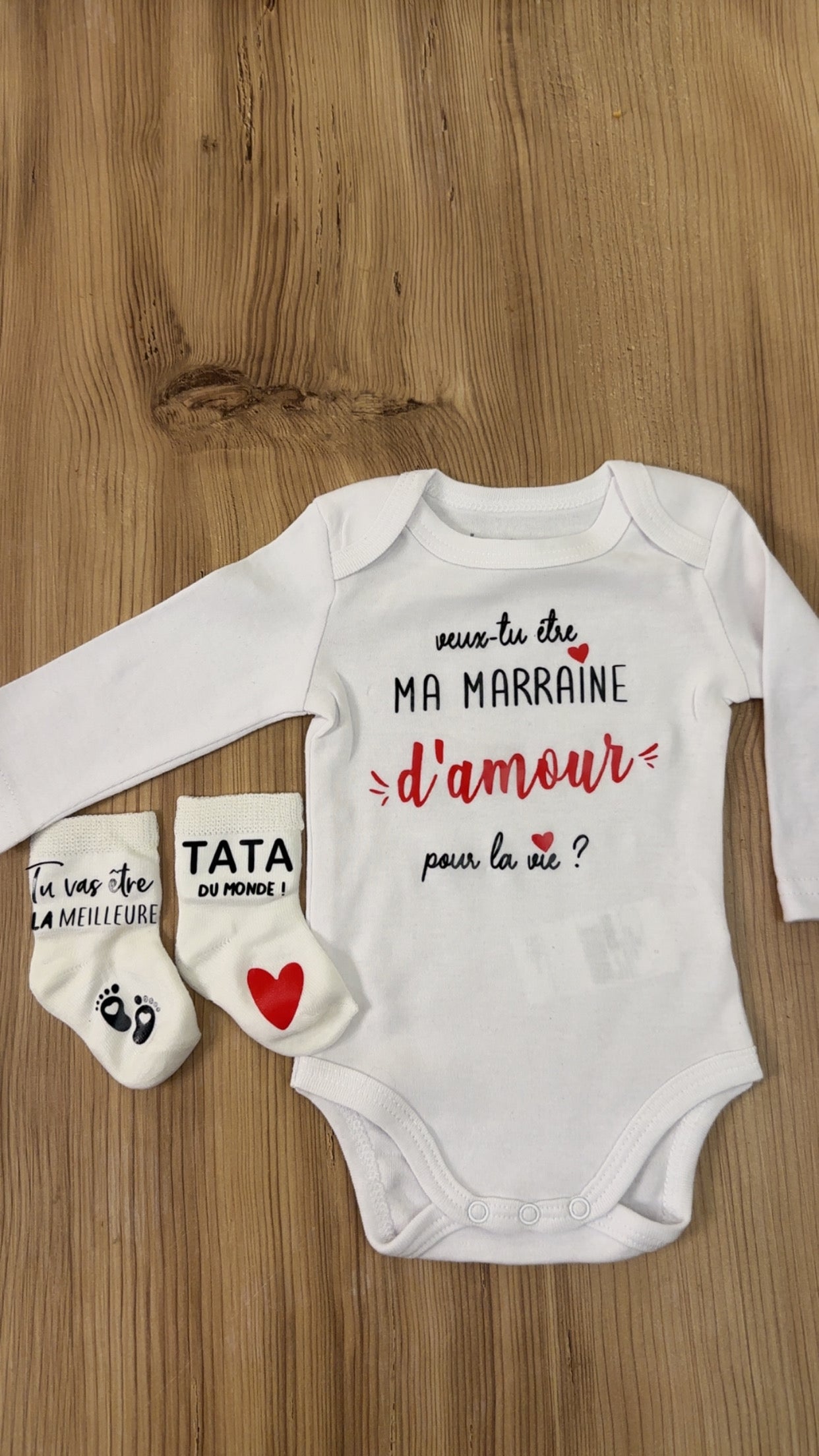 Ensemble bébé “Veux-tu être ma marraine d’amour pour la vie ?” – Body à message et chaussettes assorties | Cadeau annonce grossesse demande tata marraine original