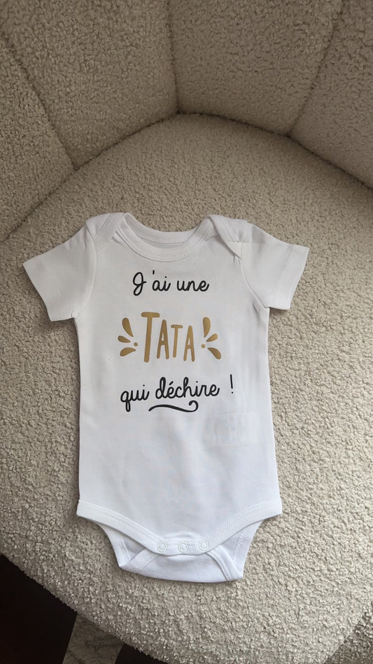 💛Body bébé “J’ai une Tata qui déchire” – Cadeau naissance original – Body humoristique pour bébé – Idée cadeau pour Tata
