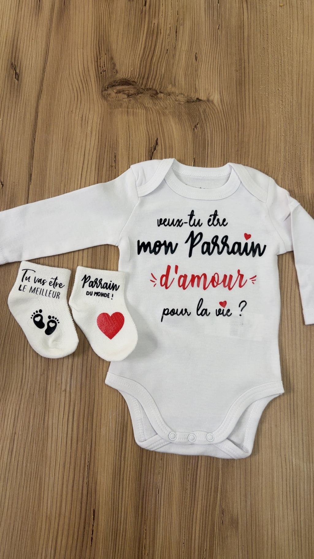 Ensemble bébé “Veux-tu être mon parrain  d’amour pour la vie ?” – Body à message et chaussettes assorties | Cadeau annonce grossesse demande parrain original
