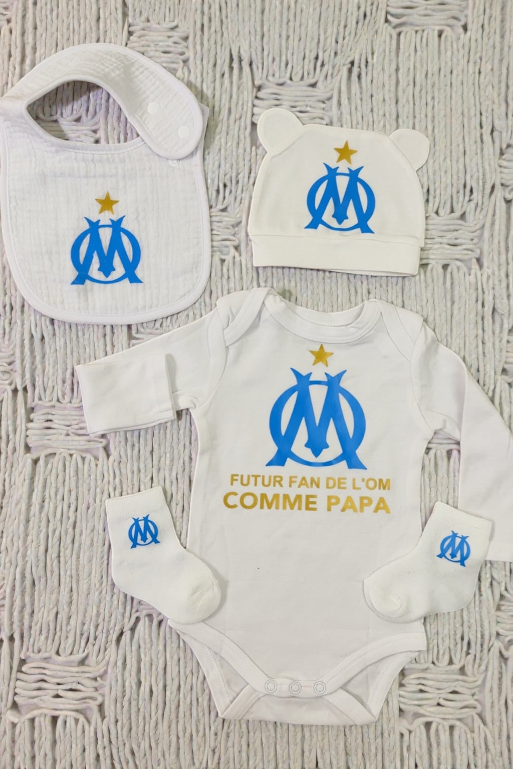 Ensemble bébé fan de football – Pack naissance supporter comme papa – Body bavoir bonnet chaussettes  Cadeau papa