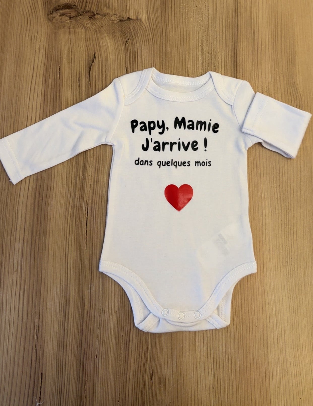 Body bébé “Papy, Mamie… j’arrive dans quelques mois ❤️” – Annonce grossesse originale et émotive