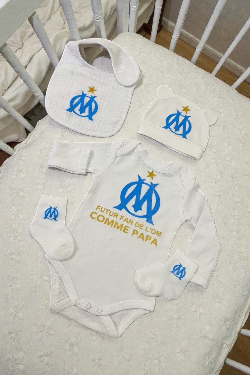 Ensemble bébé fan de football – Pack naissance supporter comme papa – Body bavoir bonnet chaussettes  Cadeau papa