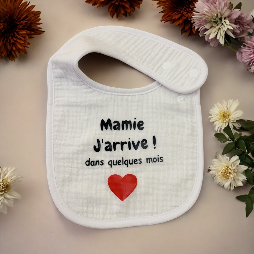 Bavoir annonce grossesse “Mamie j’arrive !” ❤️ – Cadeau future grand-mère original