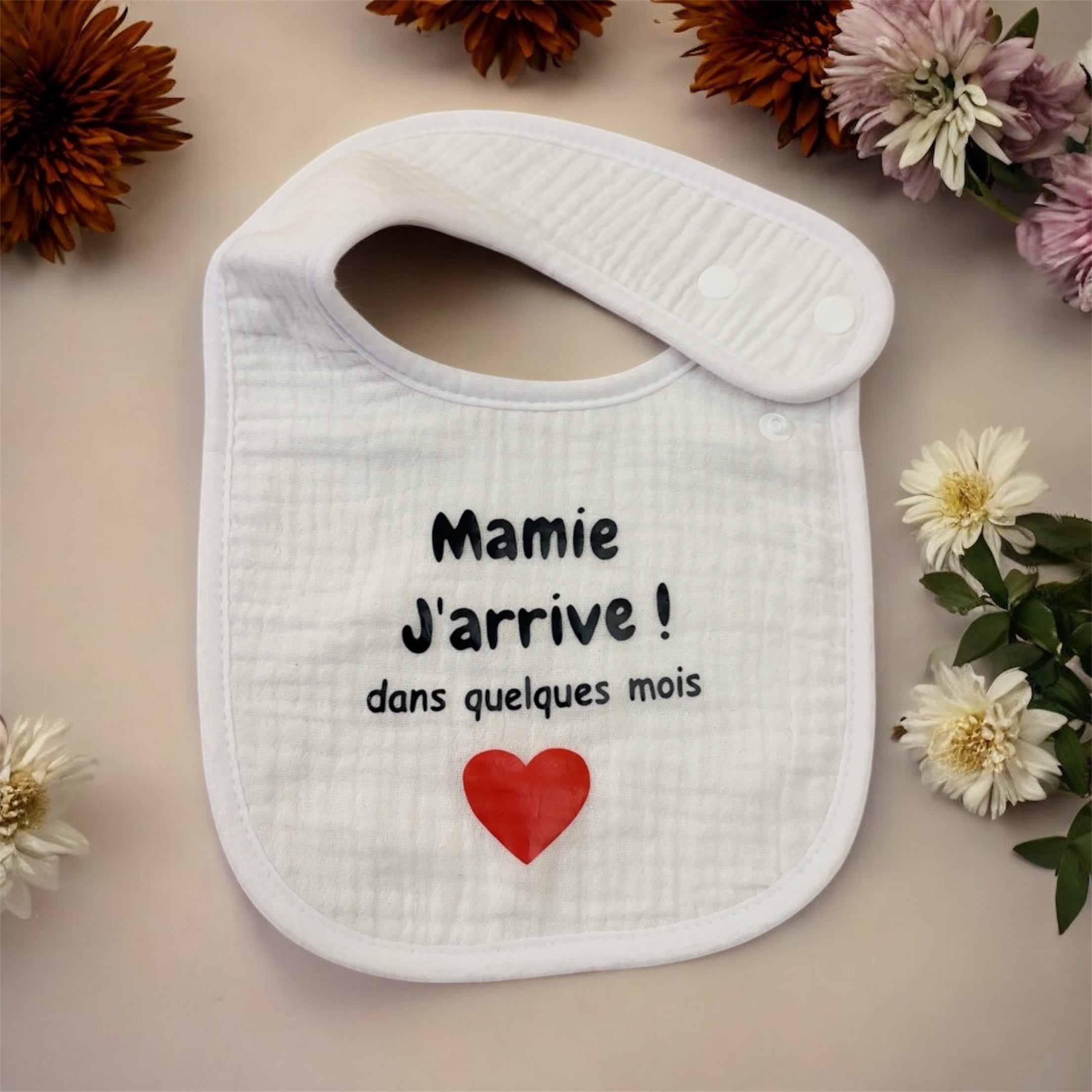 Bavoir annonce grossesse “Mamie j’arrive !” ❤️ – Cadeau future grand-mère original