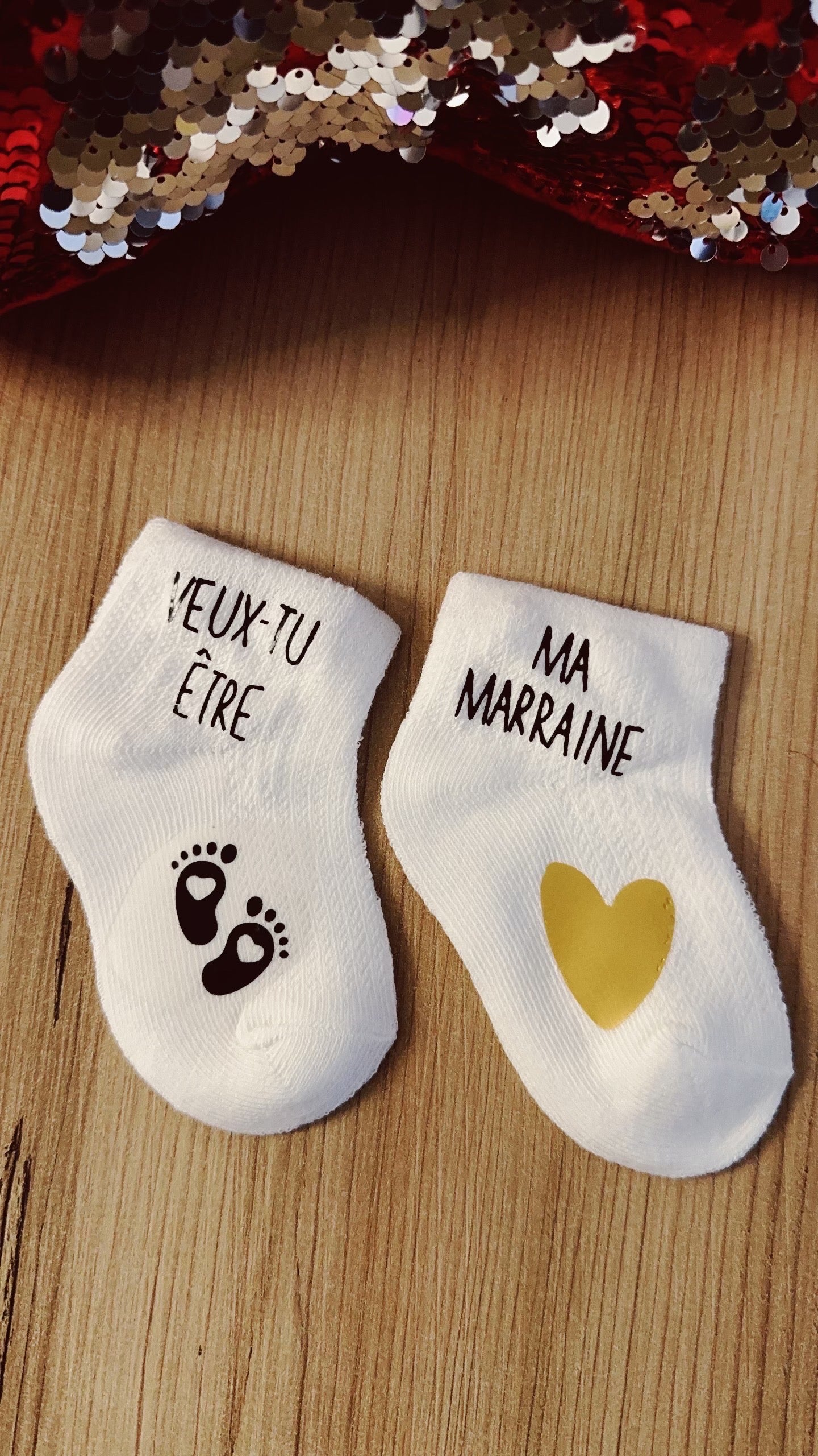 Chaussettes bébé personnalisées “Veux-tu être ma marraine ?” – Cadeau annonce marraine original