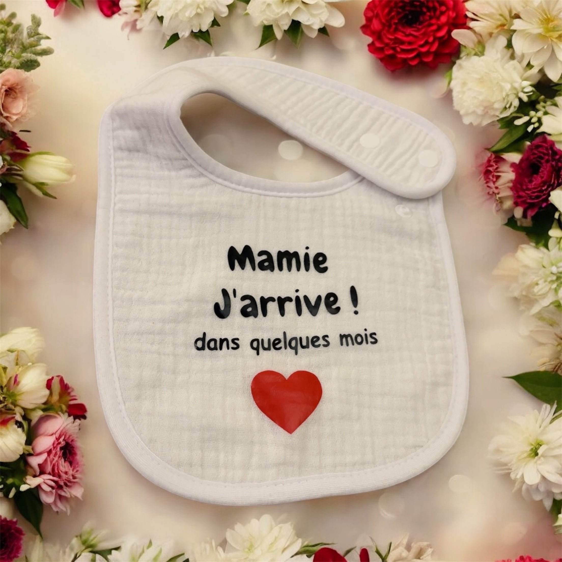 Bavoir annonce grossesse “Mamie j’arrive !” ❤️ – Cadeau future grand-mère original