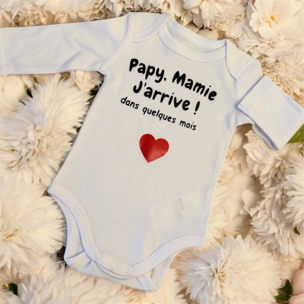 Body bébé “Papy, Mamie… j’arrive dans quelques mois ❤️” – Annonce grossesse originale et émotive