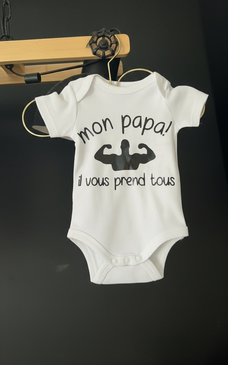 Body bébé “Mon papa il vous prend tous” – Cadeau humour original – Idée cadeau papa bébé