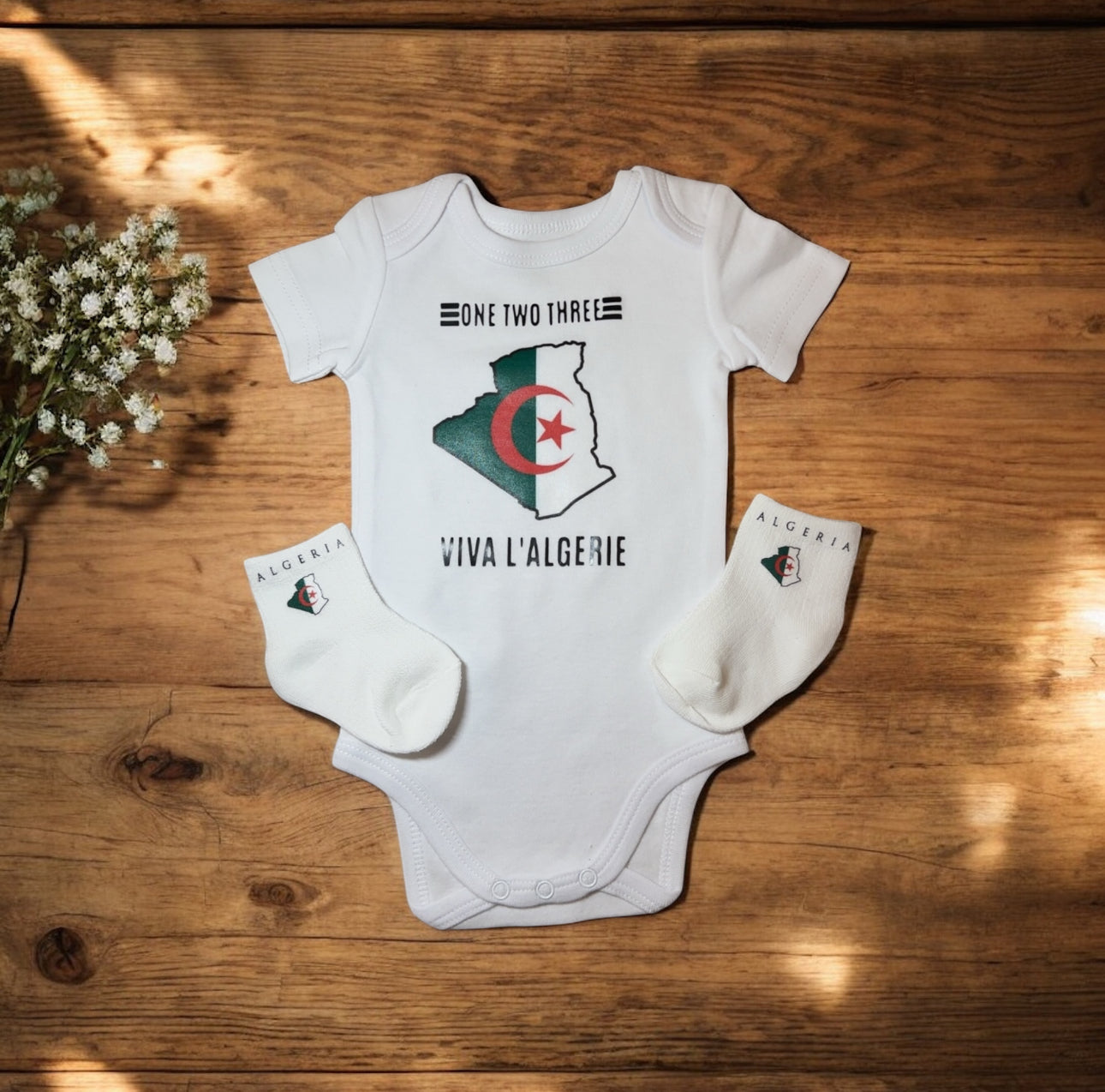 Ensemble Bébé Algérie – Body + Chaussettes “Viva l’Algérie” – Cadeau Naissance Algérien, Tenue Bébé Drapeau Algérien, Baby Shower