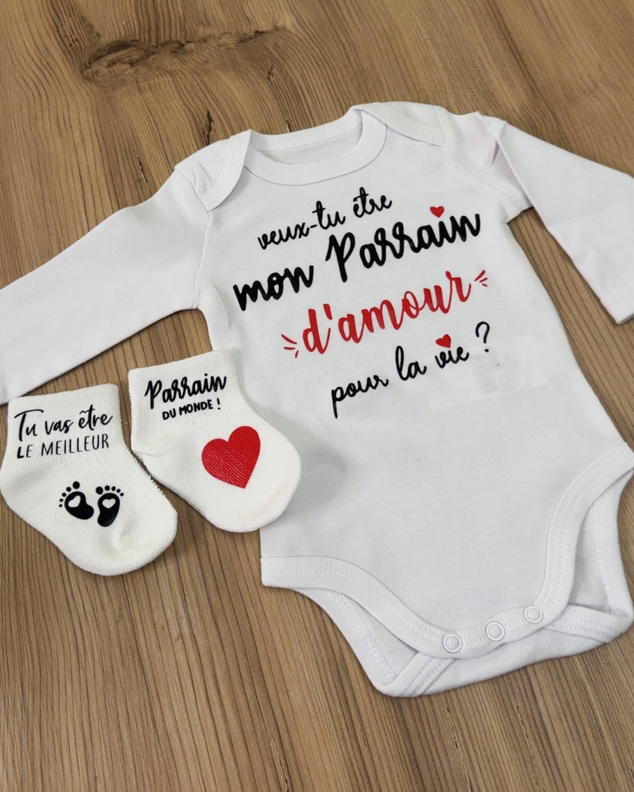 Ensemble bébé “Veux-tu être mon parrain  d’amour pour la vie ?” – Body à message et chaussettes assorties | Cadeau annonce grossesse demande parrain original