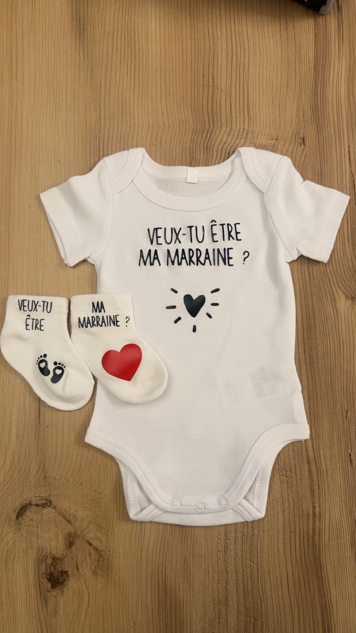 Ensemble bébé “Veux-tu être ma marraine ?” – Body à message et chaussettes assorties | Cadeau annonce grossesse demande marraine annonce grooriginal