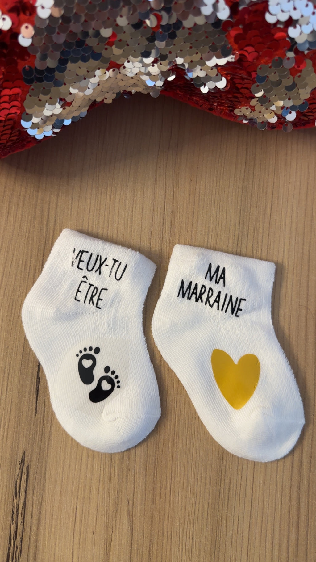 Chaussettes bébé personnalisées “Veux-tu être ma marraine ?” – Cadeau annonce marraine original