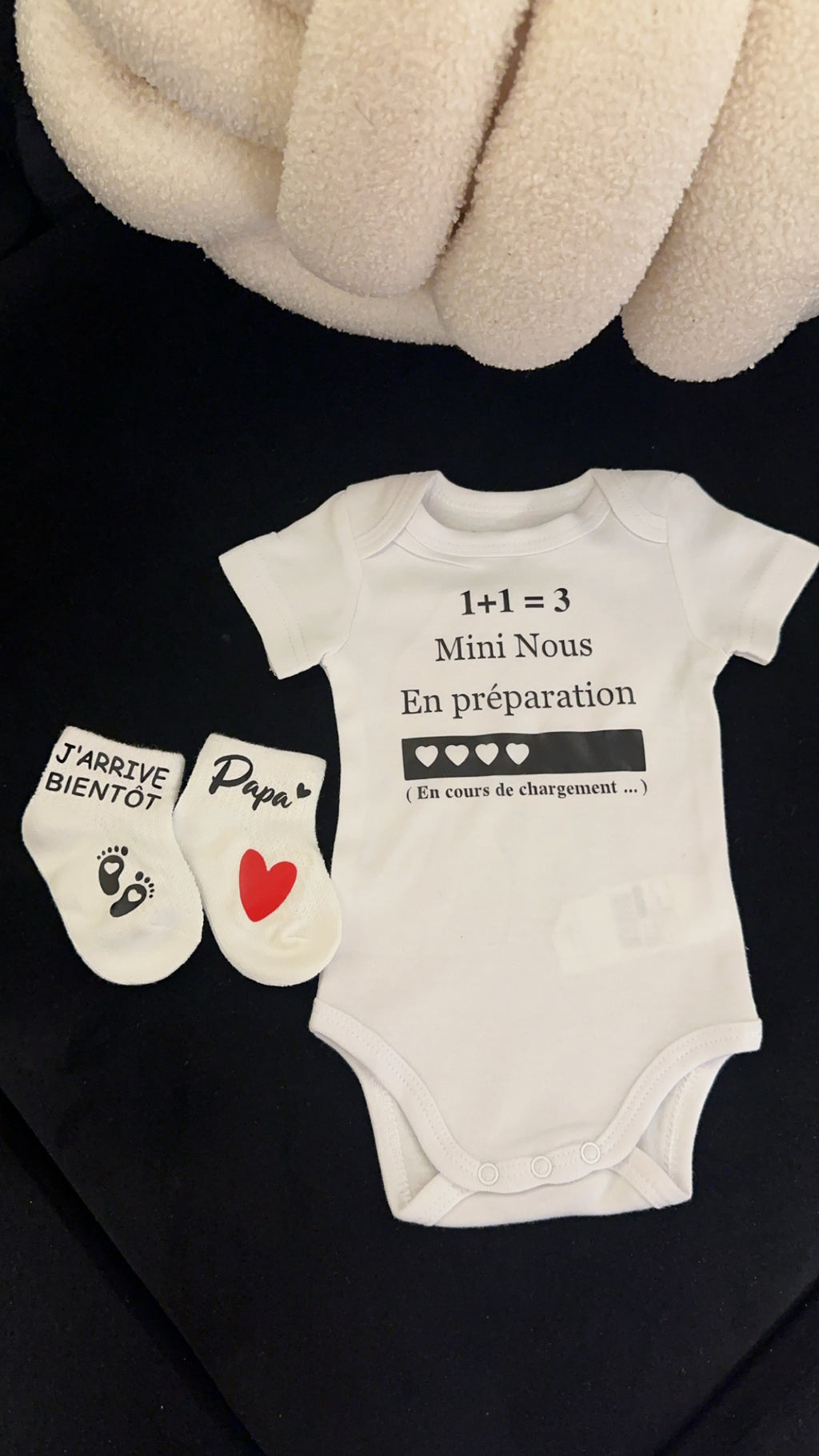 Ensemble bébé “1 + 1 = 3 – Mini nous en préparation” – Body et chaussettes assorties | Cadeau annonce grossesse cadeau original pour futur papa