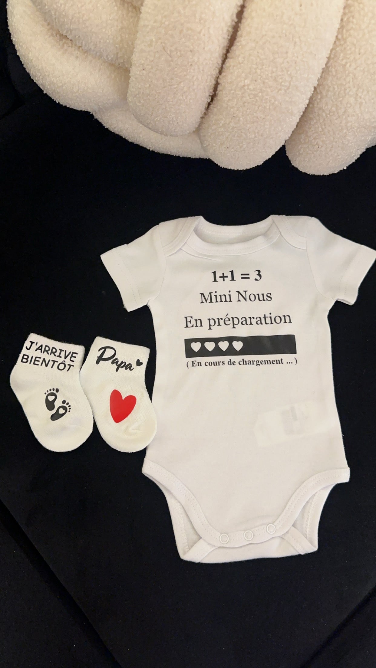 Ensemble bébé “1 + 1 = 3 – Mini nous en préparation” – Body et chaussettes assorties | Cadeau annonce grossesse cadeau original pour futur papa