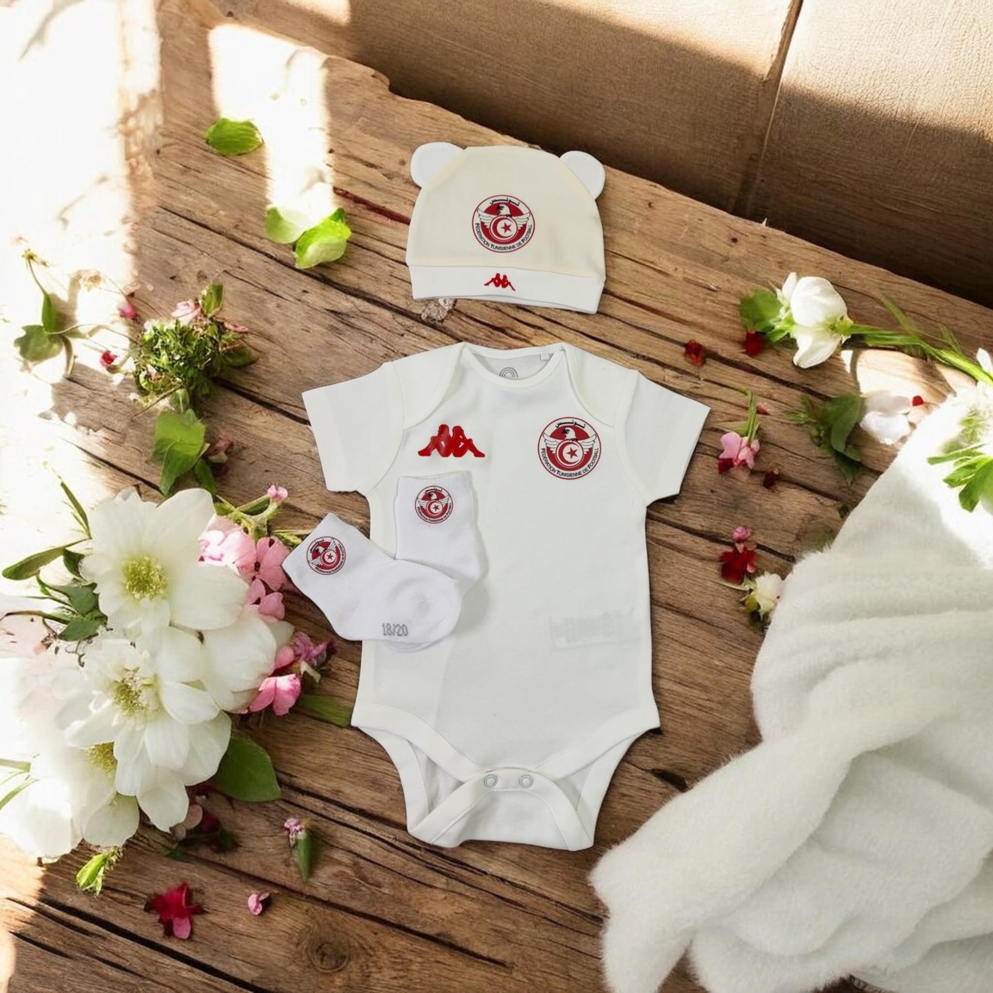Ensemble bébé supporter Tunisie – Body + Bonnet + Chaussettes | Cadeau naissance | Tenue bébé football tunisien