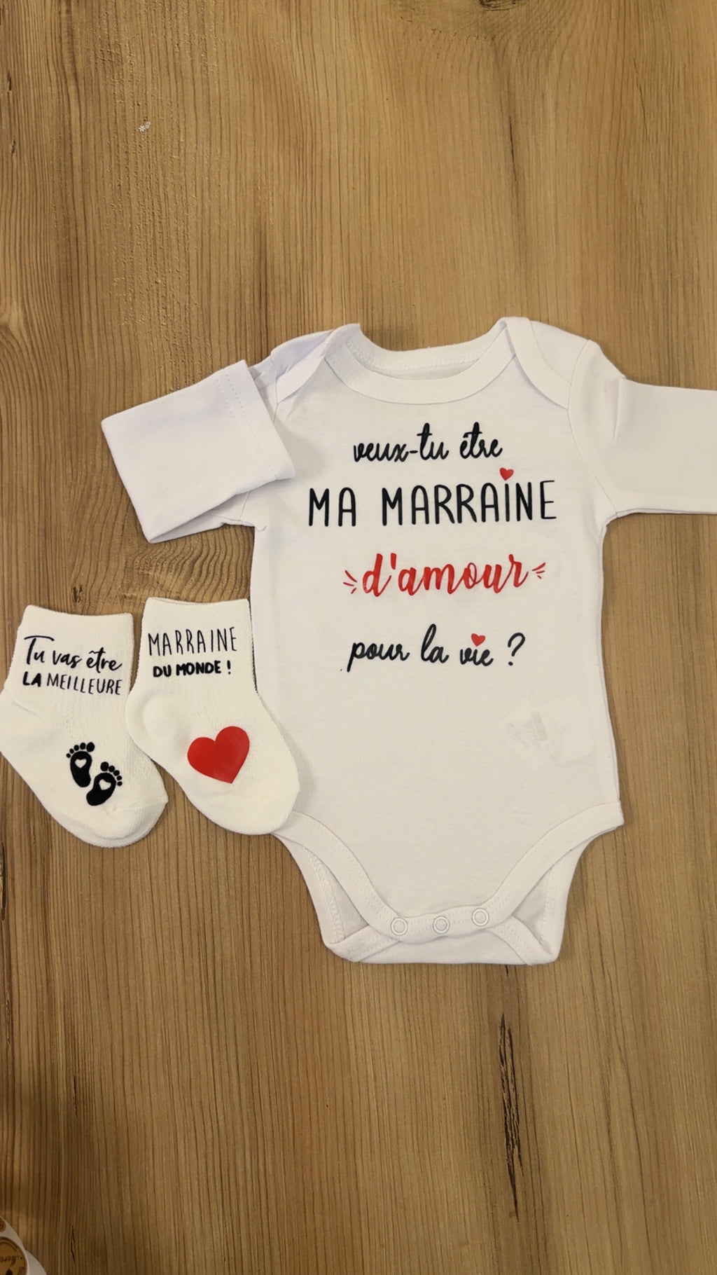 Ensemble bébé “Veux-tu être ma marraine d’amour pour la vie ?” – Body à message et chaussettes assorties | Cadeau annonce grossesse demande marraine original